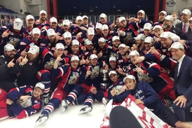 Grand Rapid Griffins s trofejí pro vítěze Calder Cupu.