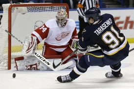 Mrázek při svém debutu v NHL v dresu Detroit Red Wings.