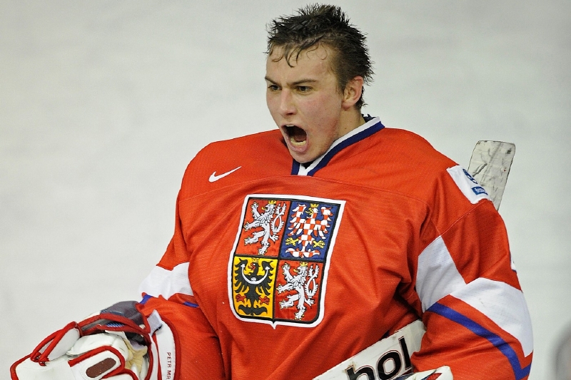 Gólman Petr Mrázek.