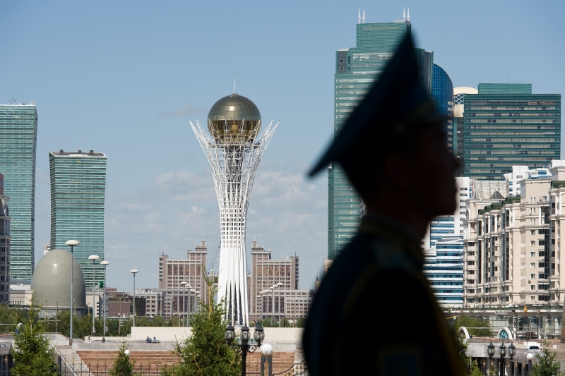 Nazarbajev vás vidí. Astana se siluetou policisty. 