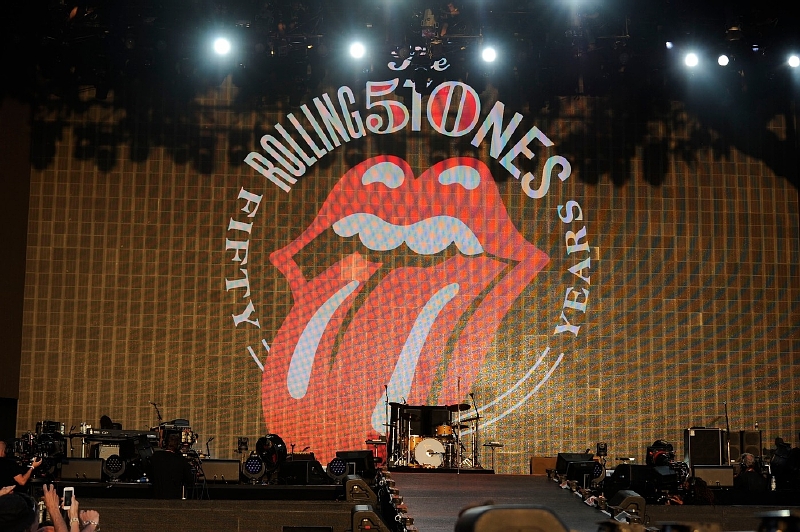 Logo "Stounů"se poprvé objevilo v roce 1971 na albu Sticky Fingers. Autor loga John Pasche tehdy za svůj návrh dostal 50 liber. Logo "Stounů"se poprvé objevilo v roce 1971 na albu Sticky Fingers. Autor loga John Pasche tehdy za svůj návrh dostal 50 liber.