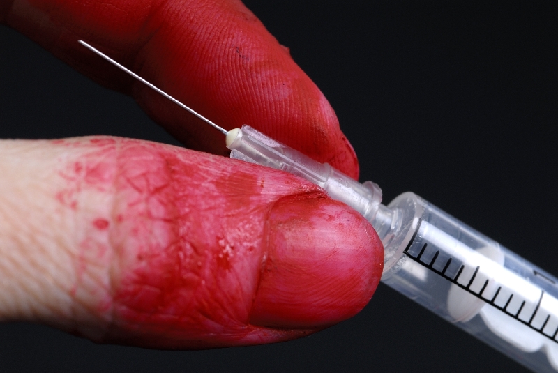 Občasné výhody chirurgické profese. Heroin z vnitřností pašeráků zdarma.
