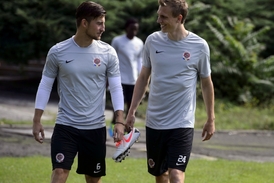 Bořek Dočkal (vpravo) na tréninku se záložníkem Lukášem Váchou.