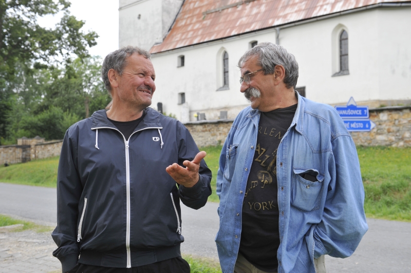 Divadelní režisér a herec Miroslav Krobot (vlevo) natáčel 13. srpna ve Vikanticích na Šumpersku svůj filmový debut s názvem Díra u Hanušovic podle scénáře Lubomíra Smékala (vpravo). Divadelní režisér a herec Miroslav Krobot (vlevo) natáčel 13. srpna ve Vikanticích na Šumpersku svůj filmový debut s názvem Díra u Hanušovic podle scénáře Lubomíra Smékala (vpravo).
