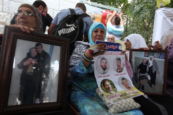 Příbuzní palestinských vězňů čekají na jejich propuštění.