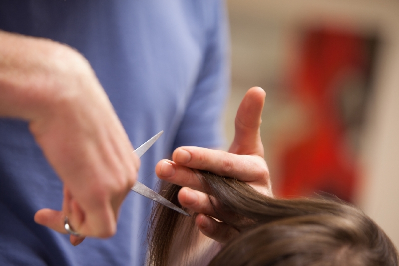 V Maracaibu nemusejí ženy s krásnými vlasy do drahých salonů. Ostříhají jim je zdarma na ulici. V Maracaibu nemusejí ženy s krásnými vlasy do drahých salonů. Ostříhají jim je zdarma na ulici.