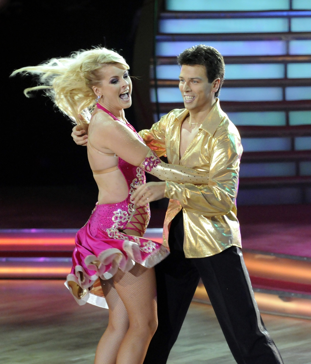 Česká zpěvačka Iveta Bartošová a její taneční partner Matej Chren v roce 2009 v soutěži Let's Dance.