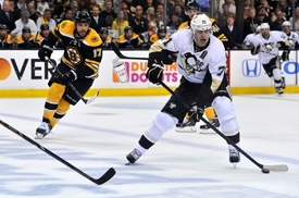 Jevgenij Malkin (v bílém) prodloužil smlouvu v Pittsburghu. Podle hokejistova otce byla ale jednání zamotanější, než se zdá.