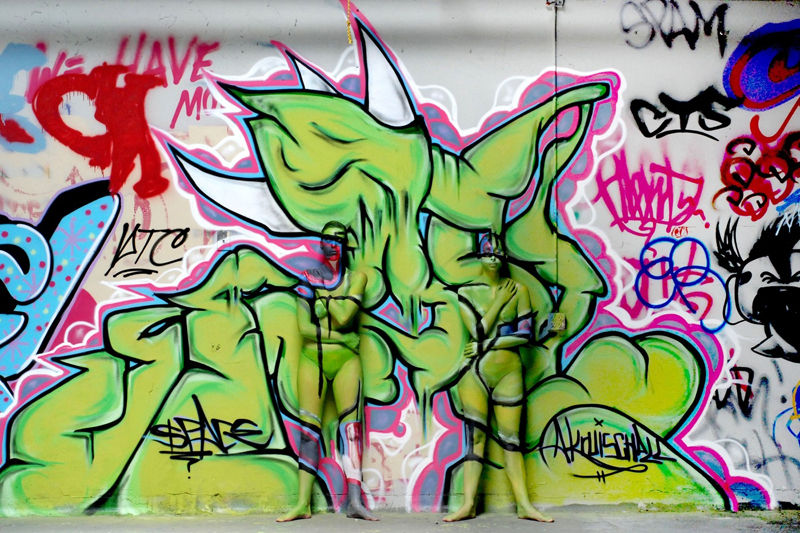 Dvě v jednom. Dokonalé navazování motivů tvoří z graffiti v kombinaci s body artem umělecké dílo.