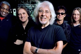 Nestor John Mayall vystoupí už první den. Nestor John Mayall vystoupí už první den.