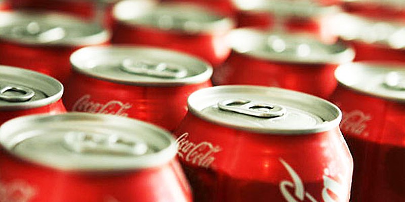 plechovky Cola.