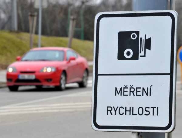 Podle mluvčího loni Městská policie hlavního města Prahy zaznamenala v rámci automatizovaných systémů měření rychlosti více než 384 tisíc přestupků (ilustrační foto).