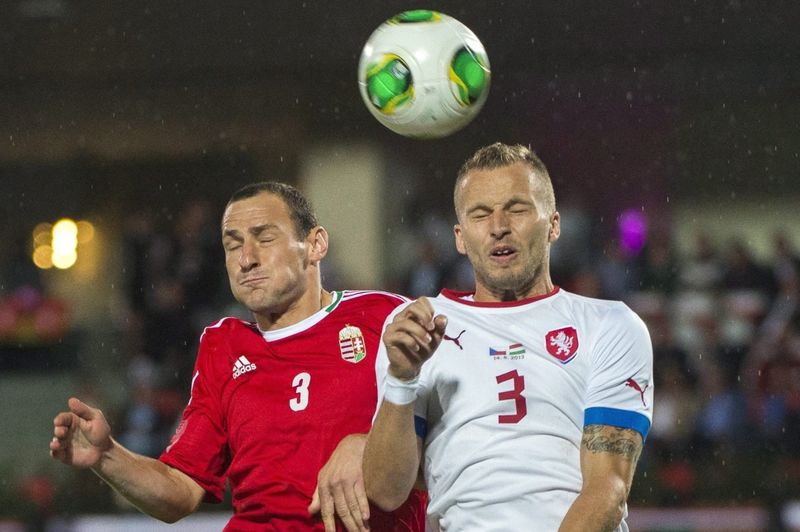 Michal Kadlec (vpravo) v souboji s Adamem Szalayem.