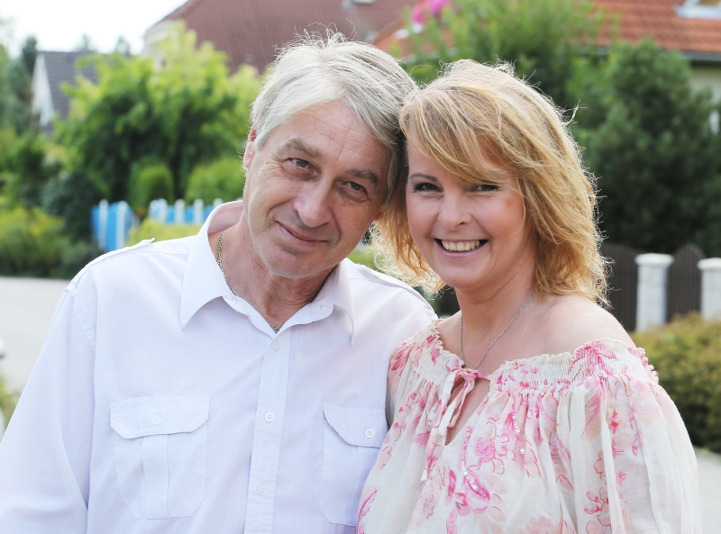 Jako dvě hrdličky se k sobě tulí snoubenci a hypotetičtí rodiče Josef Rychtář a Iveta Bartošová.