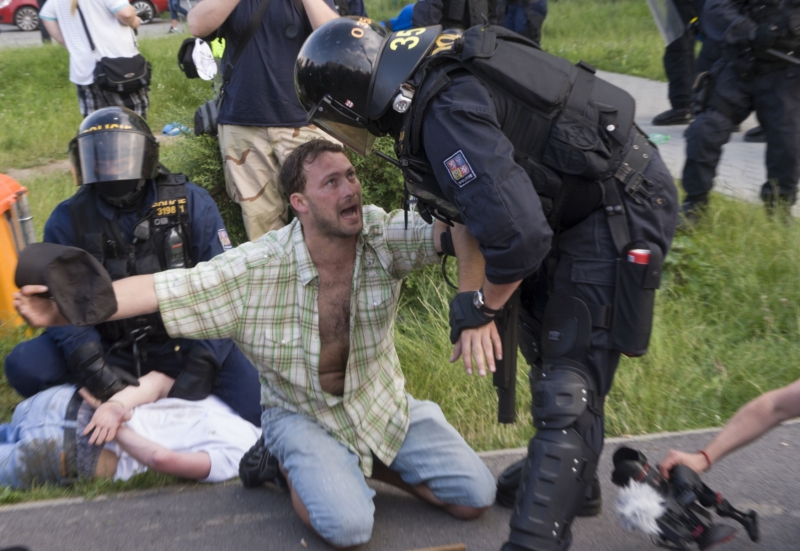 Červencová protiromská demonstrace na sídlišti Máj.