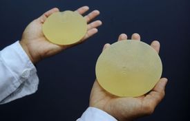 Prsní implantáty.