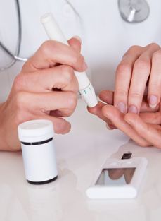 Diabetici by si na dovolené měli více hlídat hladinu cukru v krvi (ilustrační foto).