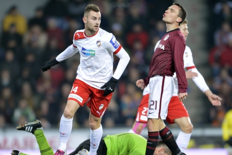Sparťanský útočník David Lafata (vpravo) a obránce Plzně Radim Řezník.