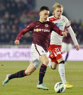 Václav Kadlec ze Sparty (vlevo) uniká plzeňskému Františkovi Rajtoralovi.