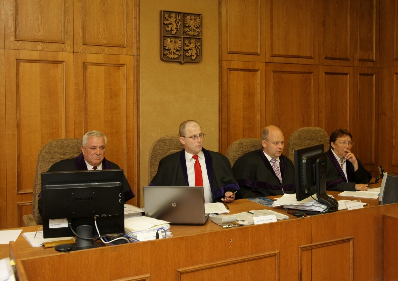 Robert Pacovský (s laptopem) vede jeden z technicky nejnáročnějších procesů.