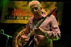 John Mayall potěšil hlavně pamětníky.