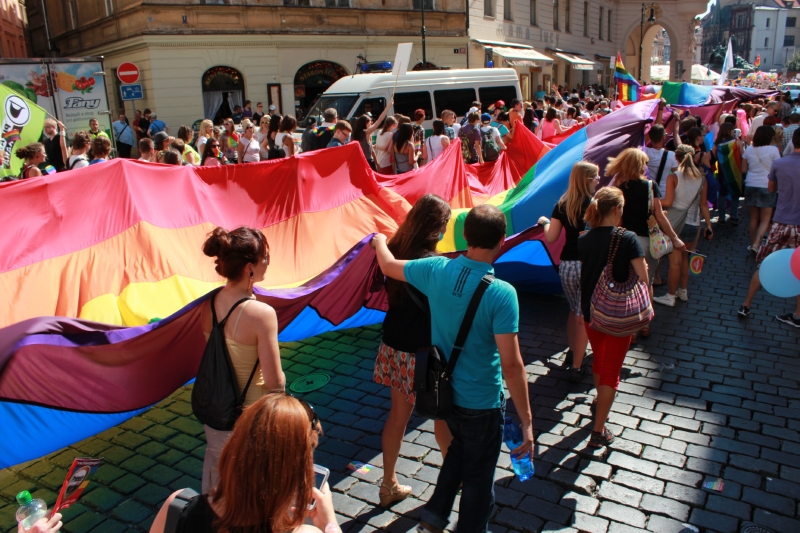 Pořadatelé zakoupili pro letošní ročník Prague Pride padesátimetrový prapor.