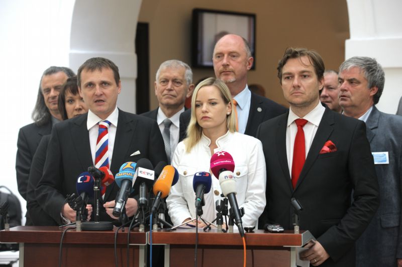 Věci veřejné, v popředí přeseda strany Vít Bárta a šéfka klubu Kateřina Klasnová. Věci veřejné, v popředí přeseda strany Vít Bárta a šéfka klubu Kateřina Klasnová.