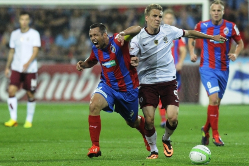 Plzeňský kapitán Pavel Horváth (vlevo) v souboji s Bořkem Dočkalem ze Sparty.