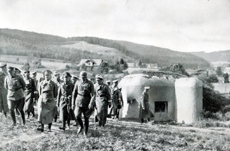 Adolf Hitler u pevnůstky v Nových Heřminovech.