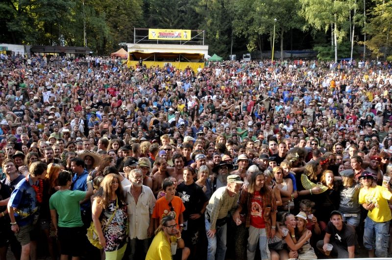 I letos došlo v Trutnově na kolektivní foto "spiklenců". V přední řadě Oldřich Kaiser, Jiří Schmitzer nebo organizátor Martin Věchet.