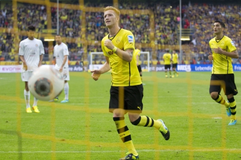 Záložník Dortmundu Marco Reus se raduje z gólu.