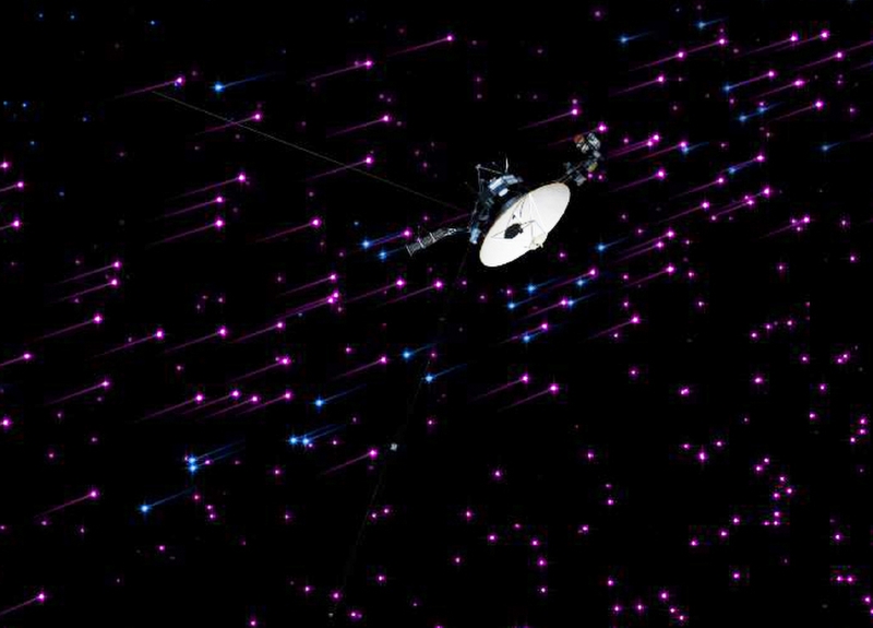 Sonda Voyager 1 na hranicích sluneční soustavy, jak si ji představoval ilustrátor NASA. Sonda Voyager 1 na hranicích sluneční soustavy, jak si ji představoval ilustrátor NASA.