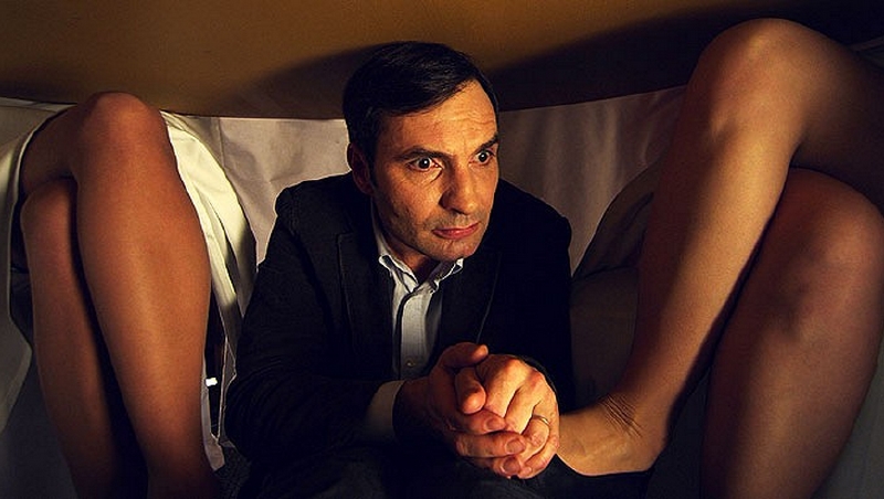 Jiří Macháček ztvární nikoliv poprvé roli muže mezi dvěma ženami. Naposledy se takto ocitl v komedii Muži v naději. Jiří Macháček ztvární nikoliv poprvé roli muže mezi dvěma ženami. Naposledy se takto ocitl v komedii Muži v naději.