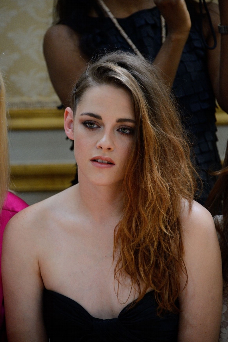 Kristen nechce být herečkou bez vzdělání, a tak začne zase studovat.