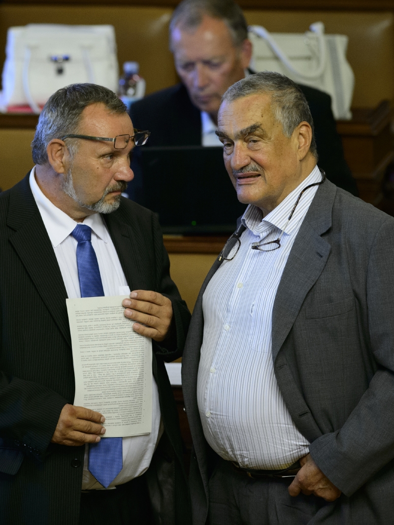 Karel Schwarzenberg (vpravo) a šéf poslaneckého klubu KSČM Pavel Kováčik.