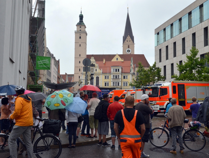 Neznámý muž drží na radnici v jihoněmeckém Ingolstadtu několik rukojmí. Neznámý muž drží na radnici v jihoněmeckém Ingolstadtu několik rukojmí.