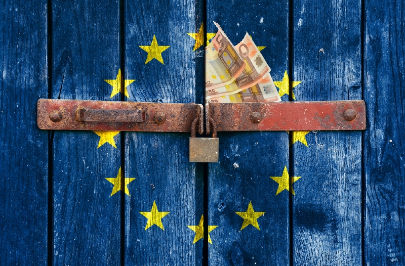 Evropská unie schválila zákon omezující plat finančníků.
