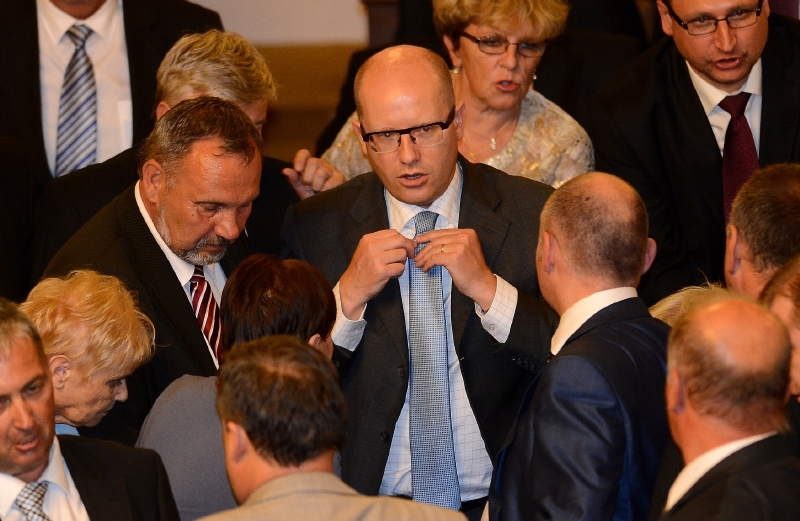 Poslance čeká stresový den. Rozpustí sněmovnu, nebo couvnou? Poslance čeká stresový den. Rozpustí sněmovnu, nebo couvnou?