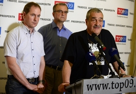 Členové strany TOP 09 (zleva) Petr Gazdík, Miroslav Kalousek, Karel Schwarzenberg.