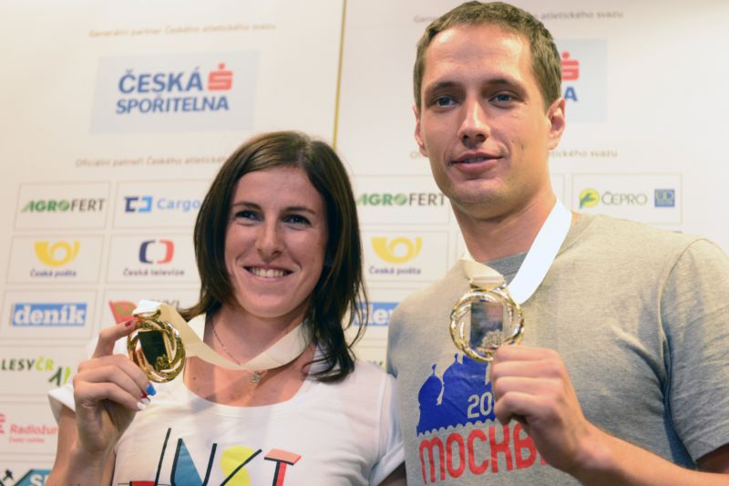 Zuzana Hejnová s dalším zlatým zástupcem české atletické výpravy Vítězslavem Veselým po návratu z moskevského šampionátu.