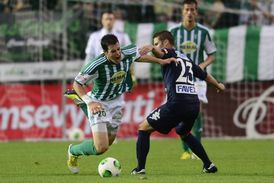 Záložník Bohemians Jakub Rada (vlevo) a záložník Slovácka Ladislav Volešák.