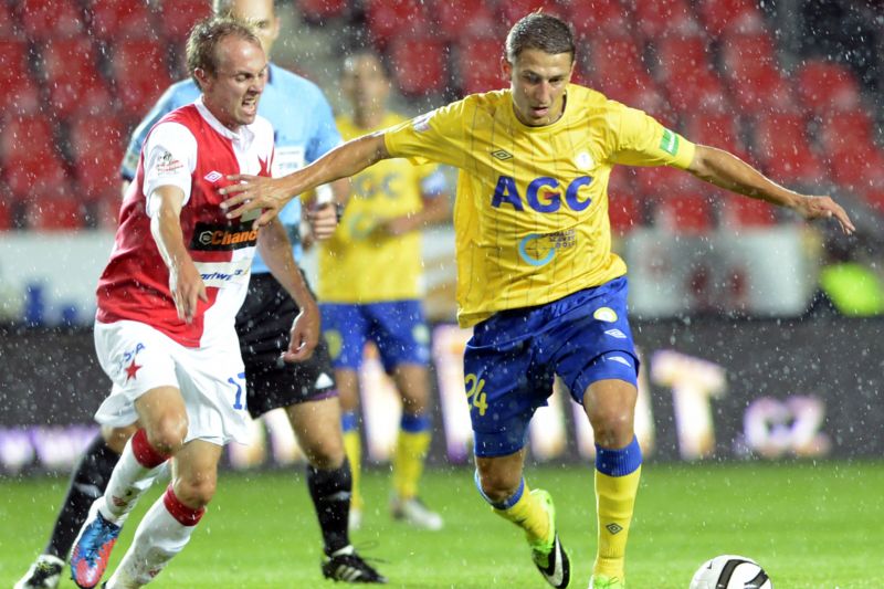 Záložník Slavie Vojtěch Štěpán (vlevo) a teplický obránce Jan Krob.