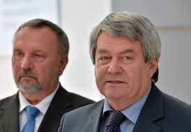 Šéf KSČM Vojtěch Filip (vpravo).