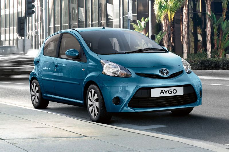 Kromě jiných změn vyrazí inovovaný model Aygo i v nové barevné úpravě. Kromě jiných změn vyrazí inovovaný model Aygo i v nové barevné úpravě.