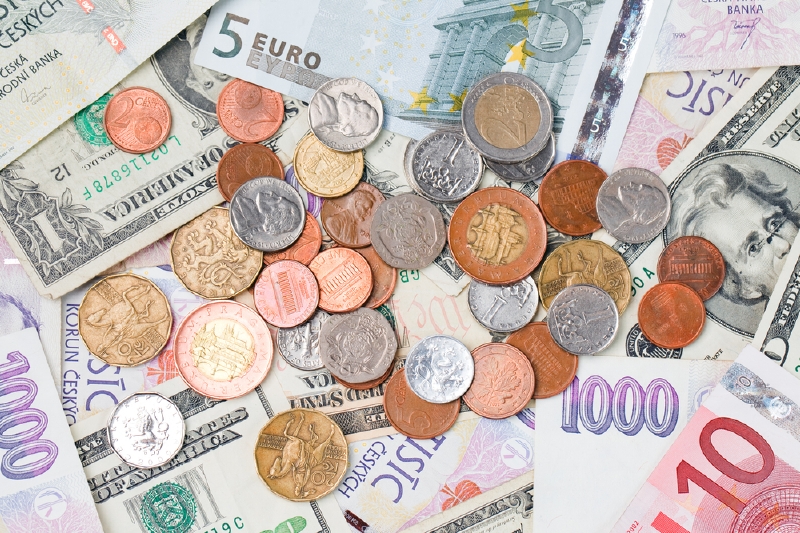 Česká koruna posiluje vůči euru a dolaru. Česká koruna posiluje vůči euru a dolaru.