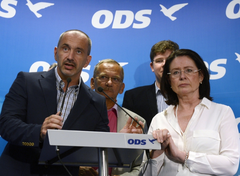 Členové ODS během hlasování o rozpuštění sněmovny odejdou ze sálu. Členové ODS během hlasování o rozpuštění sněmovny odejdou ze sálu.