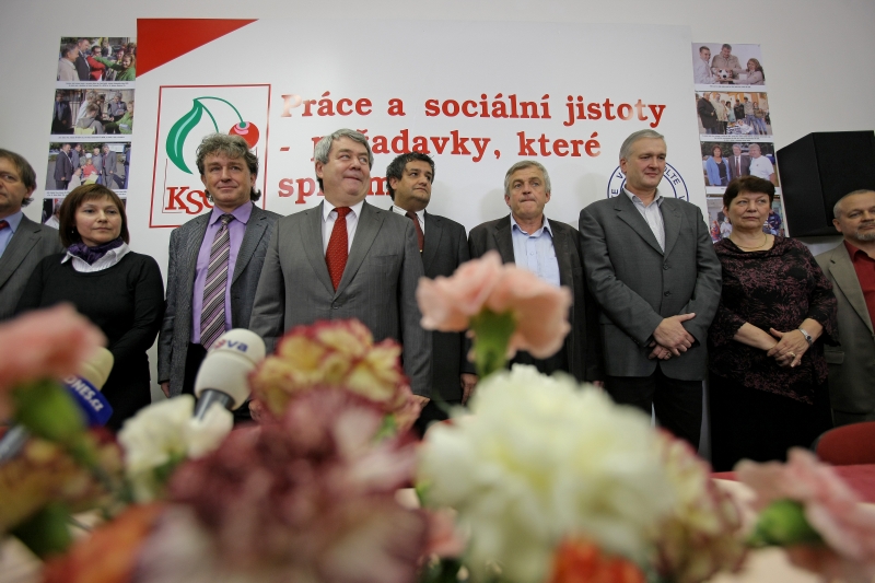 Současná situace nahrává KSČM, která jako politická strana posiluje. Současná situace nahrává KSČM, která jako politická strana posiluje.