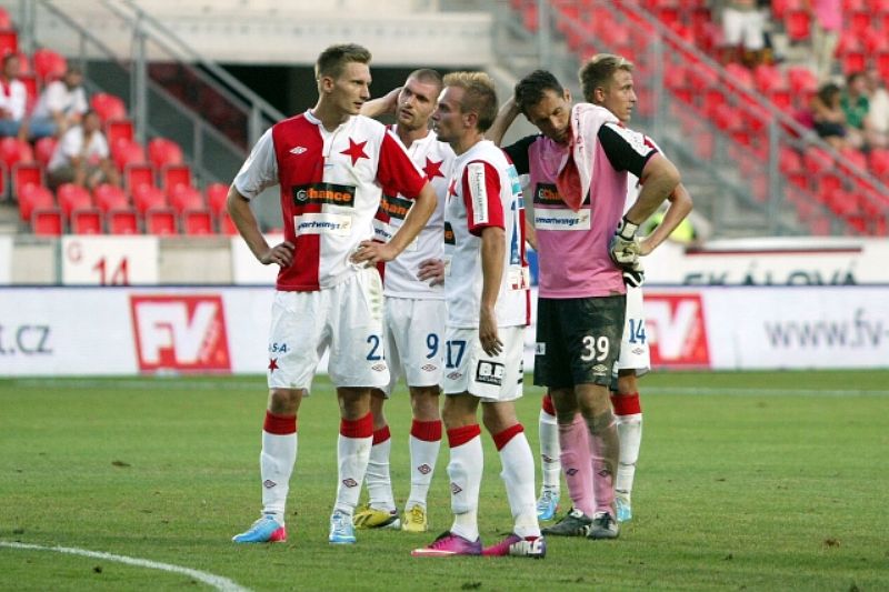 Fotbalisté pražské Slavie by podle fanoušků neměli oblékat tradiční sešívané dresy. Fotbalisté pražské Slavie by podle fanoušků neměli oblékat tradiční sešívané dresy.
