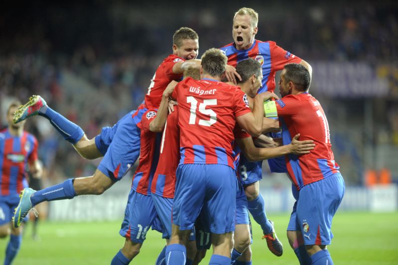 Fotbalisté Plzně se radují z gólu Mariana Čišovského.