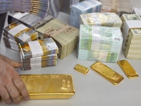 Saúdové slibují Káhiře, že ji finančně podrží nad vodu.